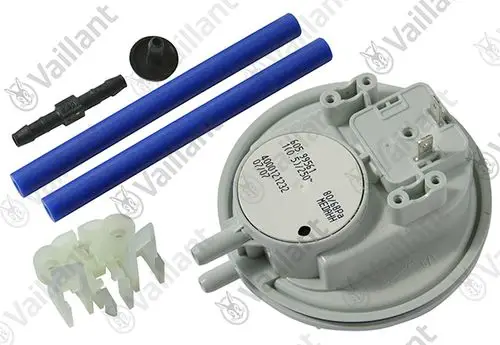 Vaillant Druckwächter mit Montagezubehör, bestehend aus einem Gehäuse, Drucksensor, Schläuchen und Anschlüssen zur Installation in Heizsystemen.